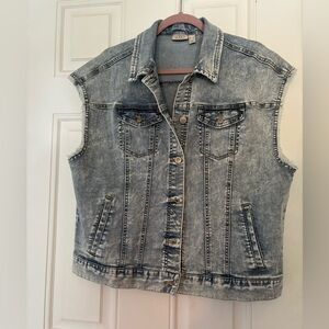 NWOT LOGO by Lori Goldstein Light Acid Washed Denim Vest Size 10